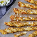 Blätterteigstangen mit Pesto & Feta