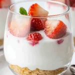 Erdbeer-Dessert im Glas mit Joghurt