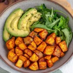 Knusprige Ofenkartoffeln mit Salat (einfaches Bowl Rezept)