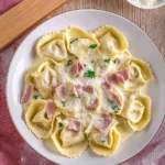 Tortellini alla panna mit HähnchenHähnchenschinken-Sahne-Soße