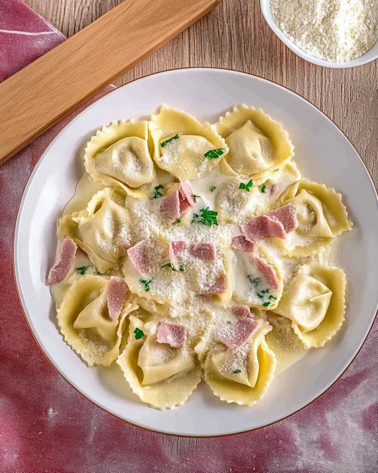 Tortellini alla panna mit HähnchenHähnchenschinken-Sahne-Soße